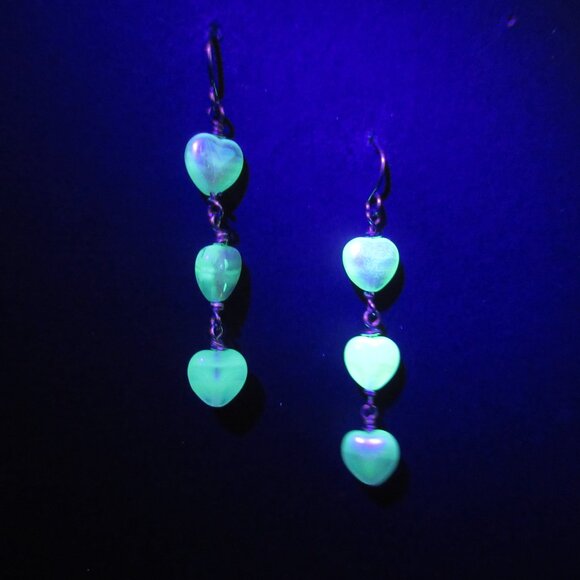 UG heart earrings - Picture 10 of 10